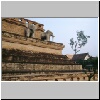 Chiang Mai - Tempel Wat Chedi Luang, Elefantenk&ouml;pfe am Sockel des gro&szlig;en Chedis