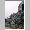 Chiang Mai - Tempel Wat Chedi Luang, Steintreppe mit mythologischen Himmelsschlangen mit Drachenk&ouml;pfen (Nagas) am Sockel des gro&szlig;en Chedis