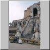Chiang Mai - Tempel Wat Chedi Luang, Steintreppe mit mythologischen Himmelsschlangen mit Drachenk&ouml;pfen (Nagas) am Sockel des gro&szlig;en Chedis