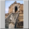 Chiang Mai - Tempel Wat Chedi Luang, Steintreppe mit mythologischen Himmelsschlangen mit Drachenk&ouml;pfen (Nagas) am Sockel des gro&szlig;en Chedis