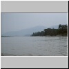 "Goldenes Dreieck" (Sob Ruak) - Bootsfahrt auf dem Mekong-Flu&szlig;, Blick auf den laotischen Ufer, links der burmesische Ufer