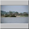 "Goldenes Dreieck" (Sob Ruak) - Bootsfahrt auf dem Mekong-Fluß, ein Dorf am burmesischen Ufer