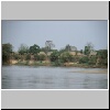 "Goldenes Dreieck" (Sob Ruak) - Bootsfahrt auf dem Mekong-Fluß, ein Dorf am burmesischen Ufer