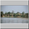 "Goldenes Dreieck" (Sob Ruak) - Bootsfahrt auf dem Mekong-Flu&szlig;, ein Dorf am burmesischen Ufer