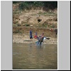 "Goldenes Dreieck" (Sob Ruak) - Bootsfahrt auf dem Mekong-Fluß, Dorfbewohner am burmesischen Ufer