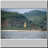 "Goldenes Dreieck" (Sob Ruak) - Bootsfahrt auf dem Mekong-Flu&szlig;, eine Buddhastatue am thail&auml;ndischen Ufer