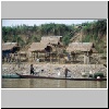 "Goldenes Dreieck" (Sob Ruak) - Bootsfahrt auf dem Mekong-Flu&szlig;, H&uuml;tten und Fischer am thail&auml;ndischen Ufer