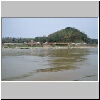"Goldenes Dreieck" (Sob Ruak) - Bootsfahrt auf dem Mekong-Flu&szlig;, Blick auf den Ort und den Berg mit Aussichtspunkt auf das "Goldene Dreieck"