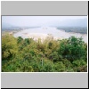 "Goldenes Dreieck" (Sob Ruak) - Blick von einem Berg mit einer gro&szlig;en Buddha-Statue auf den Mekong-Flu&szlig; im Goldenen Dreieck