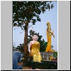 "Goldenes Dreieck" (Sob Ruak) - buddh. Statuen vor einem Tempel auf einem Berg am Goldenen Dreieck