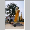 "Goldenes Dreieck" (Sob Ruak) - ein stehender Buddha und ein Chedi vor einem Tempel auf einem Berg am Goldenen Dreieck