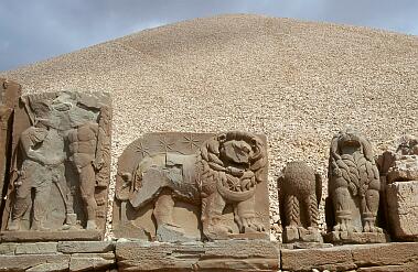 Nemrut Dag - Reliefplatten auf der Westterrasse, in der Mitte das Löwenhoroskop
