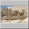 Nemrut Dag - Reliefplatten auf der Westterrasse, in der Mitte das Löwenhoroskop