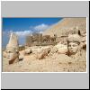 Nemrut Dag - Reliefplatten und Köpfe auf der Westterrasse; links Apollo (Hermes), rechts die Göttin Kommagene