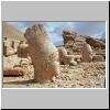 Nemrut Dag - die Westterrasse; Apollo-Kopf, hinten Zeus-Kopf