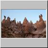 Kappadokien - interessante Tuffsteinformationen in einem Tal bei untergehender Sonne