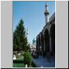Konya - rechts die Selimiye Camii Moschee, hinten das Mevlana-Mausoleum mit dem t&uuml;rkisfarbenen Turm