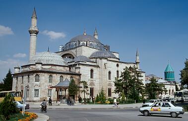 Konya - die Selimiye Camii Moschee, hinten (rechts) das Mevlana-Mausoleum