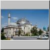 Konya - die Selimiye Camii Moschee, hinten (rechts) das Mevlana-Mausoleum